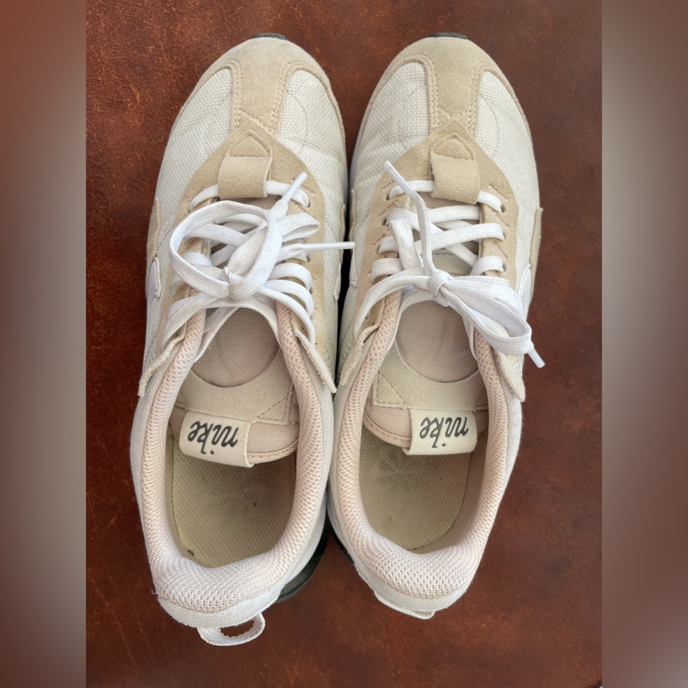 NIKE women's size 6.5 Air Max Pre Day Shoes